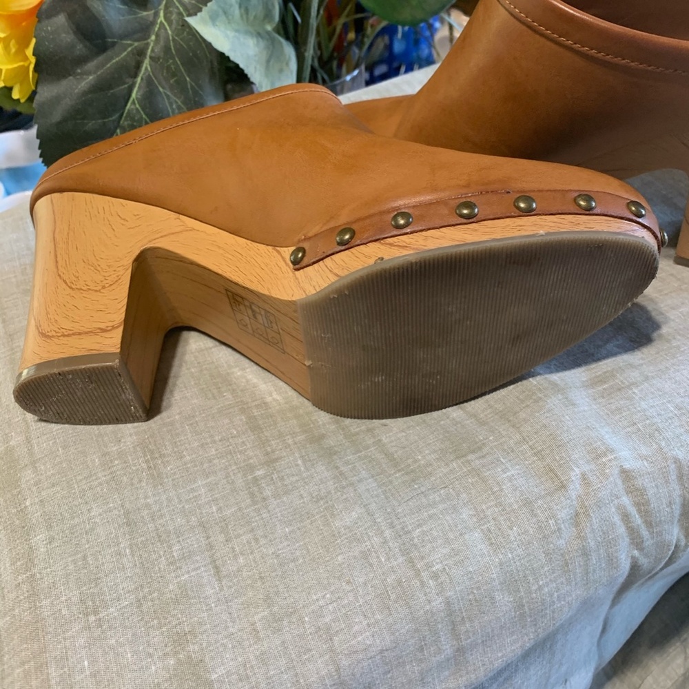 Nearly New clogs - Picture 2 of 3